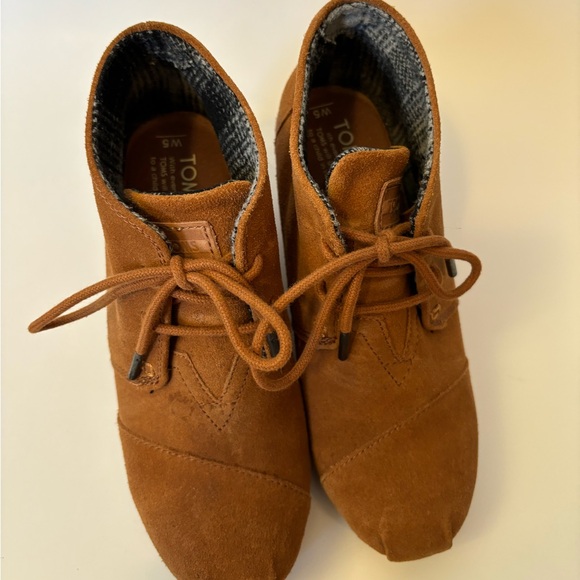 Toms Wedge Booties, Size 5 - Picture 3 of 6